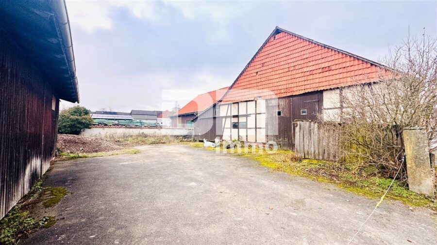 Wohn / Gewerbe Ensemble mit Wohnhaus, Stallgebäude, großer Scheune sowie Nebengebäude - Hintere Zufahrt Innenhof 2 Wendebereich